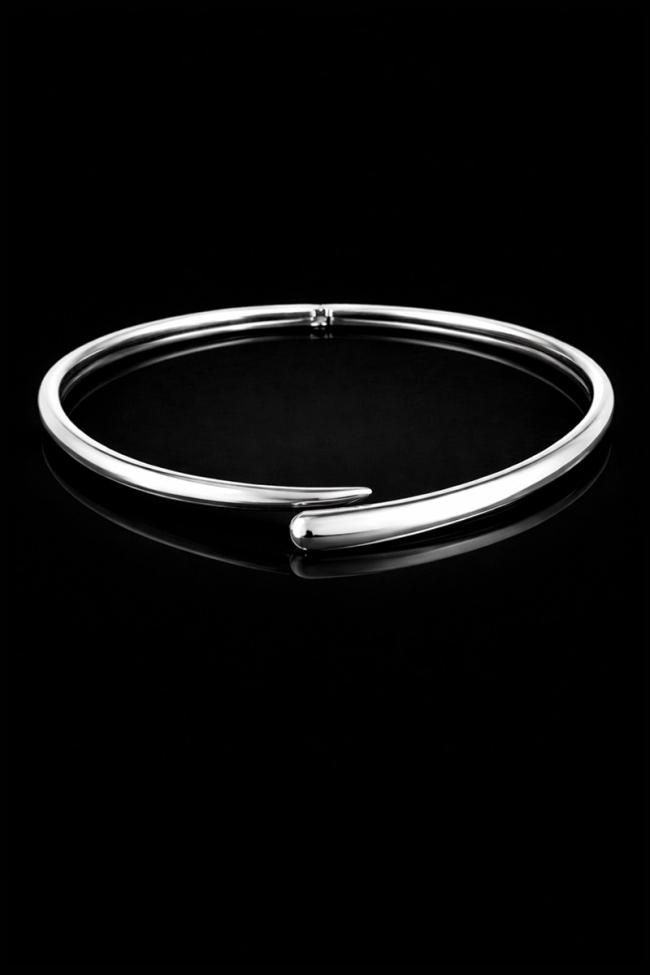 Γυναικείο ασημένιο κολιέ Silver Stillness με λιτό και γαλήνιο σχεδιασμό, ένα κόσμημα που αποπνέει ηρεμία και διαχρονική κομψότητα μέσα από την ψυχρή λάμψη του ασημιού.