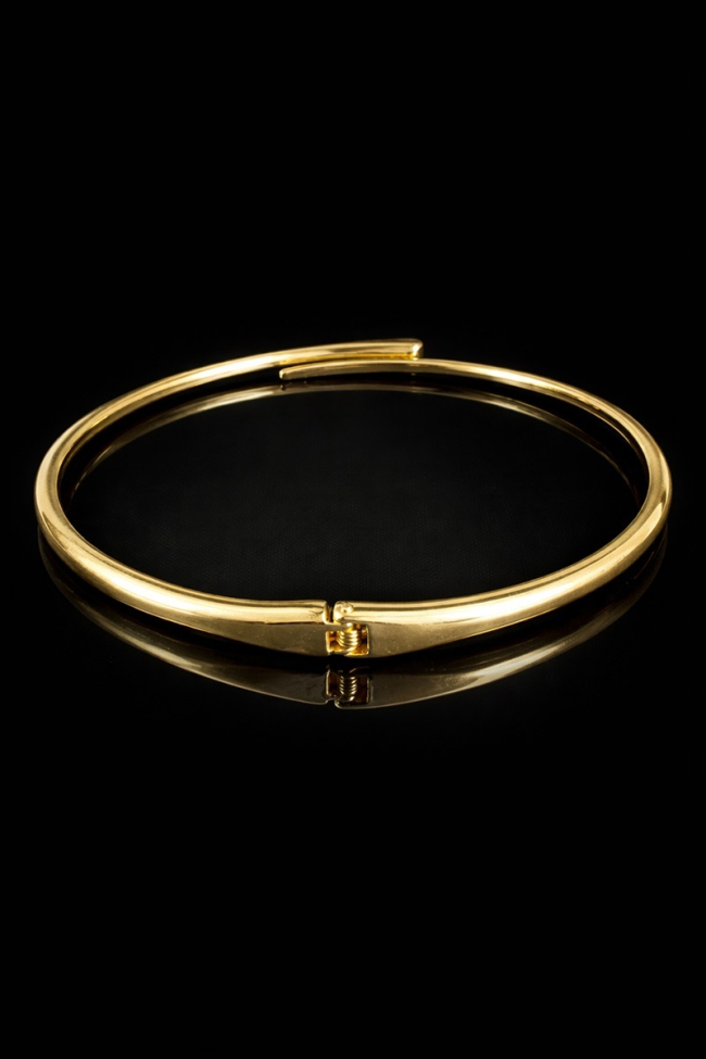 Μενταγιόν Golden Halo σε χρυσή απόχρωση με καθαρές, γεωμετρικές γραμμές, η ιδανική επιλογή για μια κομψή και διαχρονική εμφάνιση που αποπνέει αρμονία και πολυτέλεια.