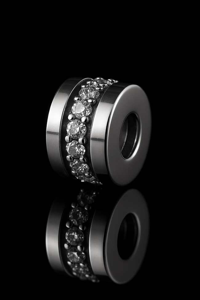 Κομψό Crystal Band Charm με σειρά από αστραφτερές πέτρες, ιδανικό για να προσθέτει λάμψη και πολυτέλεια σε κάθε βραχιόλι.