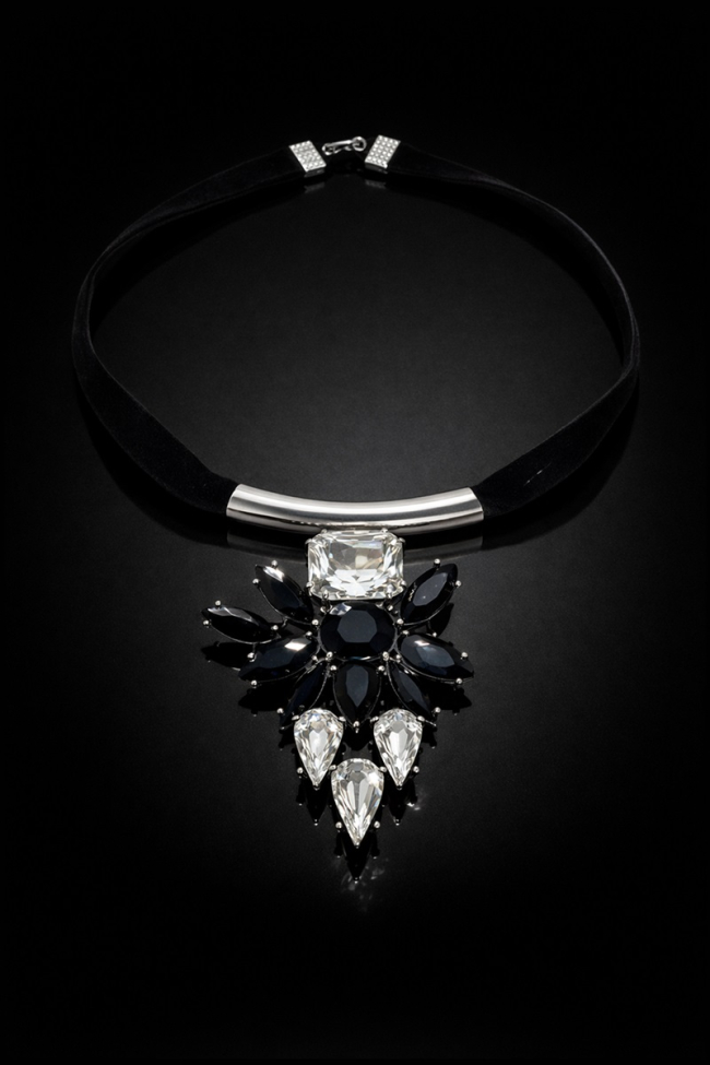 Μενταγιόν Black Empress σε σκοτεινούς τόνους με εντυπωσιακό δέσιμο, η ιδανική επιλογή για μια επιβλητική παρουσία που μαγνητίζει τα βλέμματα με το μυστηριώδες στυλ της.