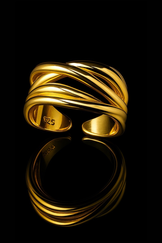 Γυναικείο χρυσό δαχτυλίδι Golden Folds Ring με ιδιαίτερο ανάγλυφο σχέδιο πτυχώσεων