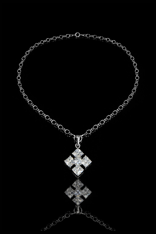 Γυναικείο κολιέ Diamond Cross of Wonder με κεντρικό στοιχείο έναν εντυπωσιακό σταυρό διακοσμημένο με αστραφτερά ζιργκόν, ένα κόσμημα που συνδυάζει την πνευματικότητα με την παραμυθένια πολυτέλεια.