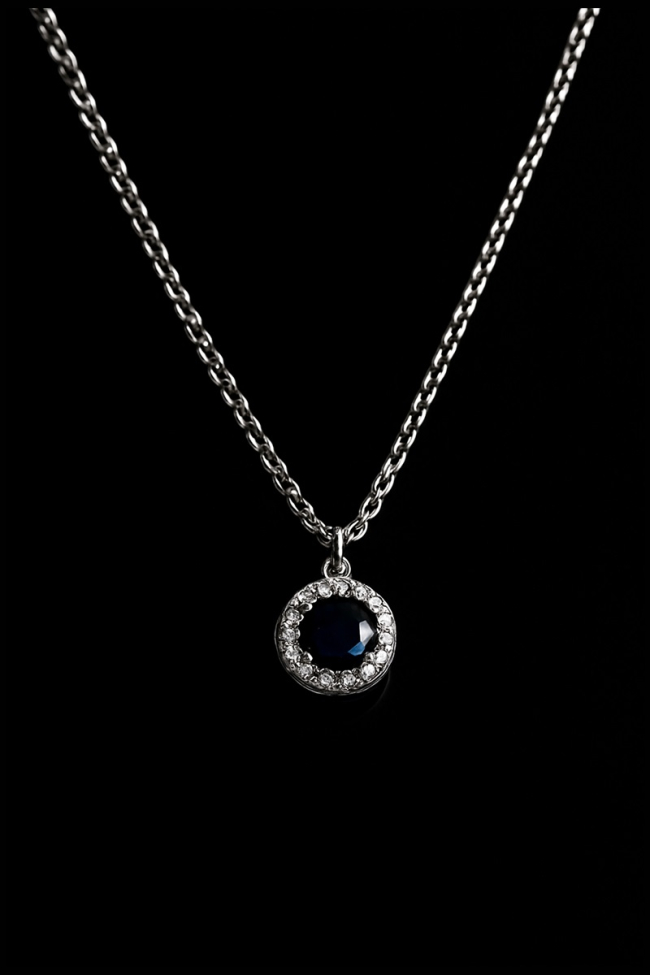 Κομψό κολιέ Blue Aura Necklace με λαμπερές λεπτομέρειες και αέρινο σχεδιασμό, μια εξαιρετική επιλογή δώρου που συμβολίζει την εσωτερική γαλήνη και τη θετική ενέργεια.