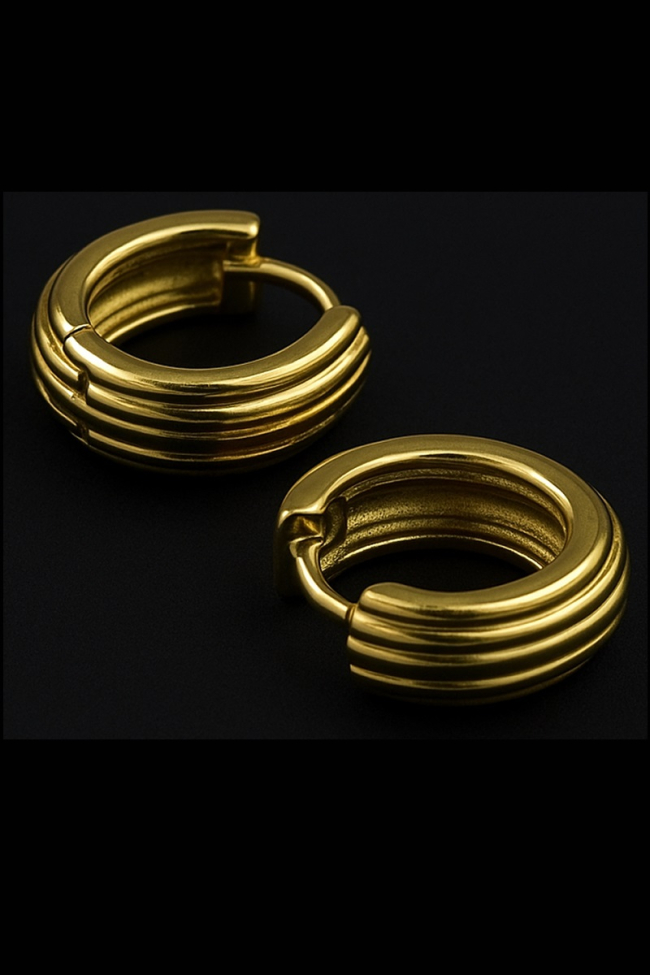 Λεπτομέρεια σκουλαρικιών Golden Line Hoops ασημένια σκουλαρίκια με χρυσό φινίρισμα και κομψό μίνιμαλ σχέδιο