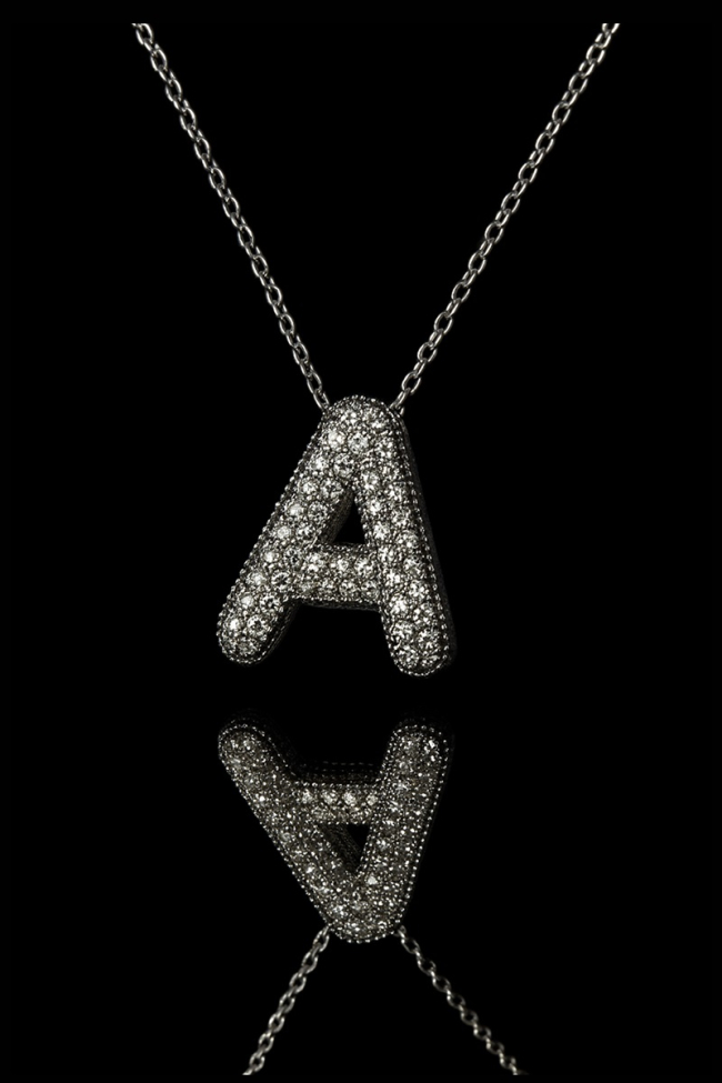 Ασημένιο μενταγιόν Letter Sparkling με λαμπερό γράμμα και κομψή αλυσίδα, το ιδανικό δώρο για να γιορτάσετε την προσωπική σας ταυτότητα με διαχρονική κομψότητα και φινέτσα.