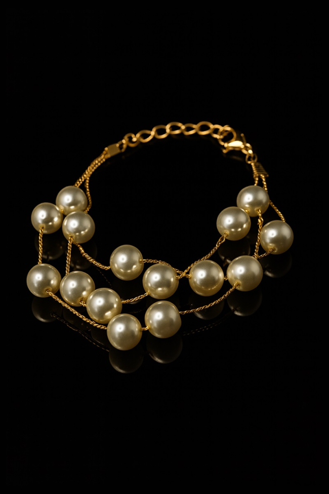 Γυναικείο βραχιόλι Pearl Harmony Bracelet με χρυσή αλυσίδα και λευκά μαργαριτάρια που συνδυάζουν την κλασική με τη μοντέρνα αισθητική.
