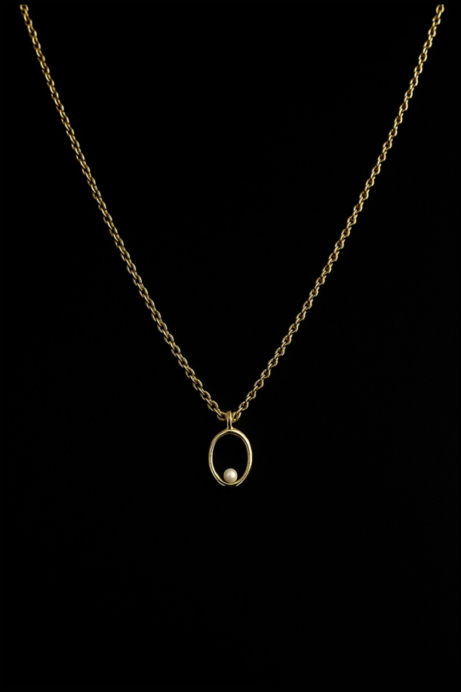 Minimal χρυσό μενταγιόν Golden Pearl Embrace με λευκή πέρλα και λεπτή αλυσίδα, ένα διαχρονικό κόσμημα που συνδυάζει την παραδοσιακή ομορφιά των μαργαριταριών με το σύγχρονο design.