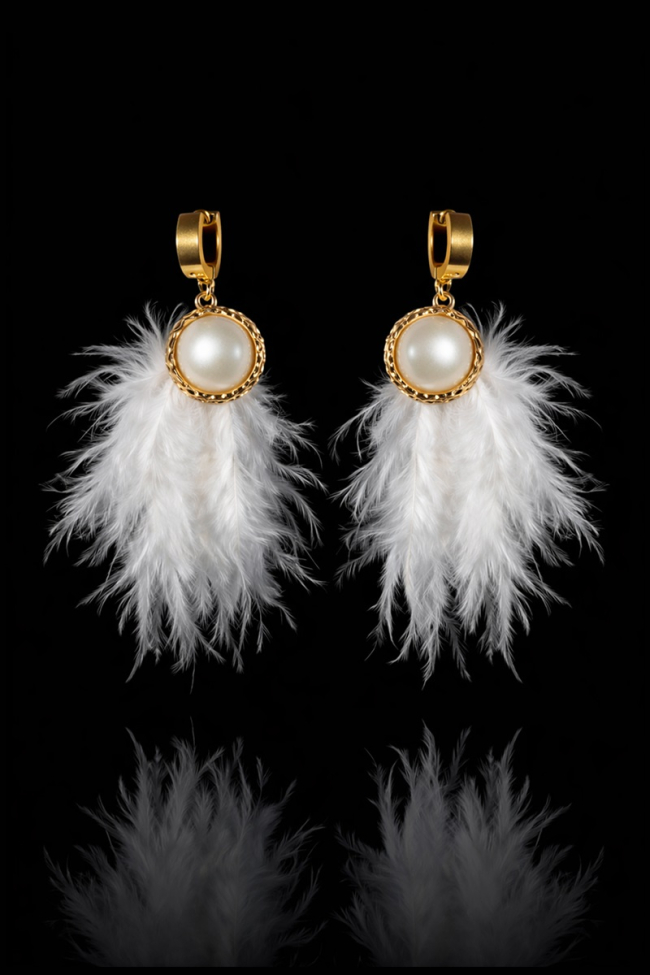 Σκουλαρίκια White Feather Dream κομψά γυναικεία σκουλαρίκια με λευκό φτερό για ελαφρύ και ρομαντικό στυλ