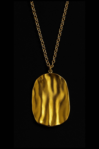 Κομψό μενταγιόν Pure Form Gold σε μοντέρνα, λιτή γραμμή, ιδανικό για καθημερινές εμφανίσεις και layering κοσμημάτων που εκφράζουν τη σύγχρονη