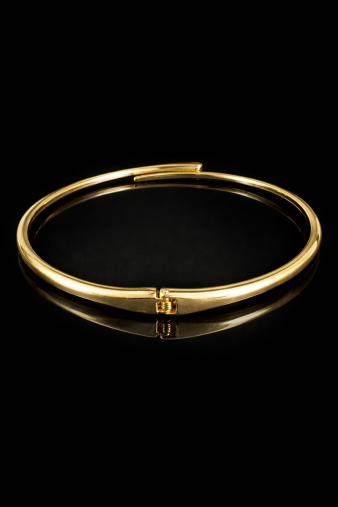 Μενταγιόν Golden Halo σε χρυσή απόχρωση με καθαρές, γεωμετρικές γραμμές, η ιδανική επιλογή για μια κομψή και διαχρονική εμφάνιση που αποπνέει αρμονία και πολυτέλεια.