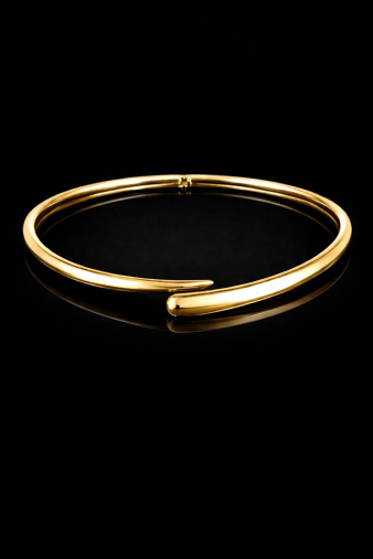 Γυναικείο κολιέ Golden Halo με κυκλικό σχεδιασμό που θυμίζει χρυσό φωτοστέφανο, ένα κόσμημα με μίνιμαλ αισθητική και εκτυφλωτική λάμψη που περιβάλλει το στυλ σας με φως.