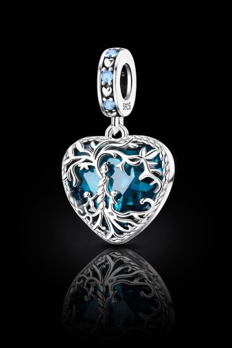 Γυναικείο Charm Heart of the Blue Wonder σε σχήμα καρδιάς με έναν εντυπωσιακό κεντρικό κρύσταλλο σε βαθύ μπλε χρώμα, που παραπέμπει στη μαγεία του ωκεανού.