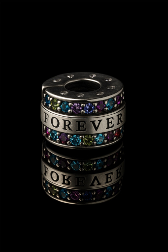 Γυναικείο Charm Αιώνια Λάμψη - Eternal Glow Charm με κυκλικό σχήμα και εντυπωσιακά διακοσμητικά στοιχεία που αντανακλούν το φως για διαχρονική λάμψη