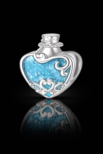Γυναικείο κρεμαστό Charm Elixir of Wonder με περίτεχνο σχεδιασμό φιαλιδίου και λαμπερούς κρυστάλλους που αναδεικνύουν τη μαγεία των ονείρων.