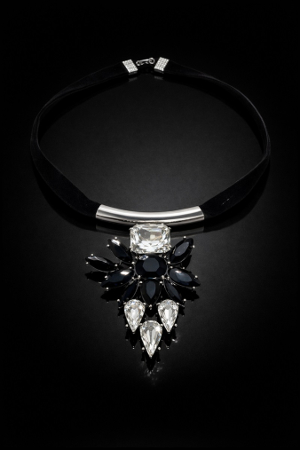 Μενταγιόν Black Empress σε σκοτεινούς τόνους με εντυπωσιακό δέσιμο, η ιδανική επιλογή για μια επιβλητική παρουσία που μαγνητίζει τα βλέμματα με το μυστηριώδες στυλ της.