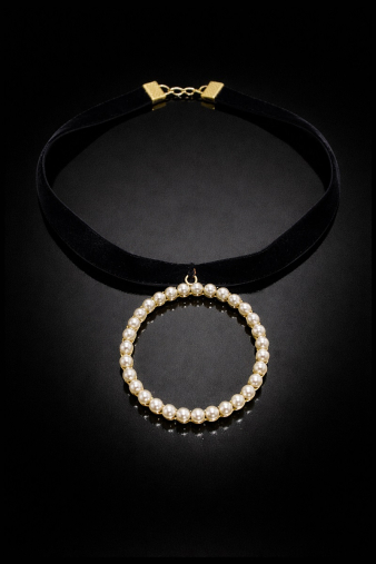 Γυναικείο κολιέ Velvet Pearl Spell με εκλεπτυσμένο μαργαριτάρι και λεπτομέρειες που θυμίζουν βελούδινη υφή, ένα κόσμημα που συνδυάζει την κλασική γοητεία με μια δόση μυστηριώδους λάμψης.  Φωτογραφία 2