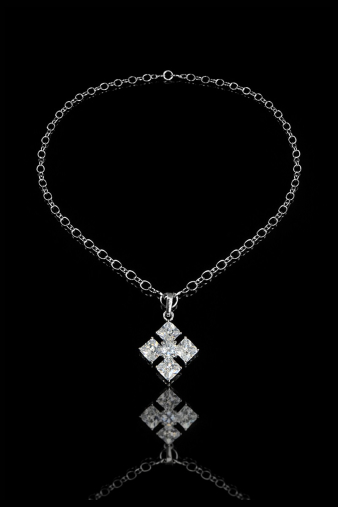 Γυναικείο κολιέ Diamond Cross of Wonder με κεντρικό στοιχείο έναν εντυπωσιακό σταυρό διακοσμημένο με αστραφτερά ζιργκόν, ένα κόσμημα που συνδυάζει την πνευματικότητα με την παραμυθένια πολυτέλεια.