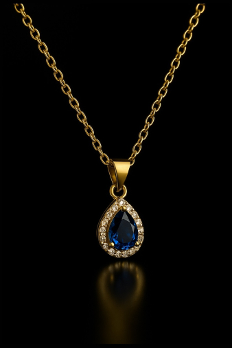Γυναικείο κολιέ Queen of Hearts – Blue Tear με εντυπωσιακό κρύσταλλο σε σχήμα δακρύου σε βαθύ μπλε χρώμα, ένα κόσμημα που συνδυάζει τη βασιλική κομψότητα με τη μυστηριώδη γοητεία.