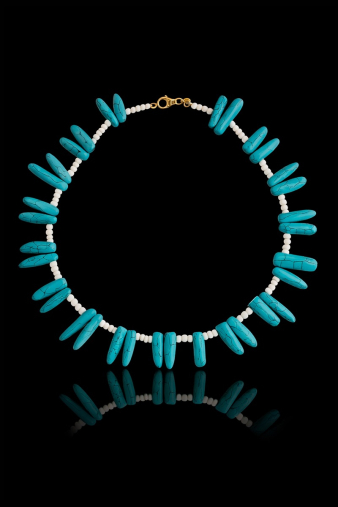 Γυναικείο κολιέ Turquoise Wonder με εντυπωσιακή πέτρα σε τυρκουάζ απόχρωση, ένα κόσμημα που φέρνει τη ζωντάνια της θάλασσας και του καλοκαιριού στην εμφάνισή σας.