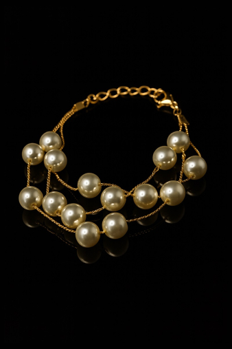 Γυναικείο βραχιόλι Pearl Harmony Bracelet με χρυσή αλυσίδα και λευκά μαργαριτάρια που συνδυάζουν την κλασική με τη μοντέρνα αισθητική.
