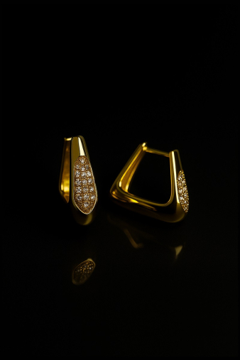 Golden Harmony earrings χρυσά σκουλαρίκια με διακριτικό και κομψό σχέδιο ιδανικά για εντυπωσιακό και μοντέρνο στυλ