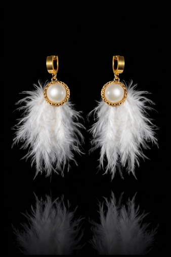 Σκουλαρίκια White Feather Dream κομψά γυναικεία σκουλαρίκια με λευκό φτερό για ελαφρύ και ρομαντικό στυλ