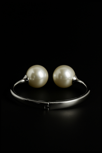 Μεταλλικό βραχιόλι χειροπέδα Twin Pearl Bracelet με διπλή πέρλα σε κομψό ανοιχτό στυ