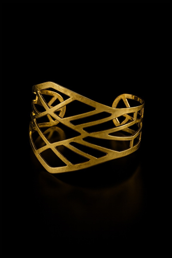 Γυναικείο κόσμημα καρπού Golden Harmony Bracelet που συνδυάζει την κλασική γοητεία του χρυσού με το σύγχρονο design.
