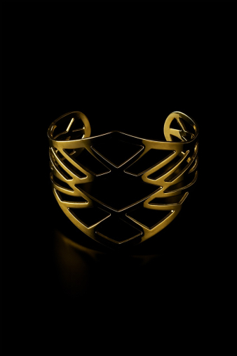 Κομψό βραχιόλι Golden Harmony Bracelet με λεπτές γραμμές που προσφέρουν αίσθηση αρμονίας και πολυτέλειας.