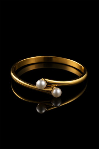 Γυναικείο βραχιόλι Vellum Pearl με λεπτεπίλεπτη αλυσίδα και ένα κεντρικό μαργαριτάρι που αναδεικνύει την απαλή, ημιδιάφανη υφή του, θυμίζοντας την κομψότητα της περγαμηνής.