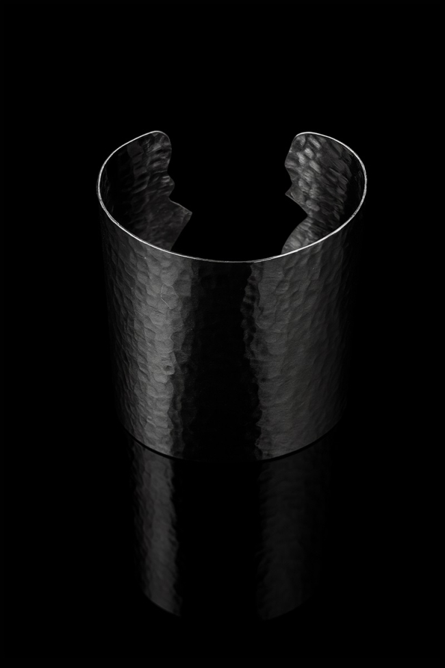 Κομψό βραχιόλι Soul Reflection Bracelet με καθαρές γραμμές που δημιουργούν παιχνιδίσματα με το φως