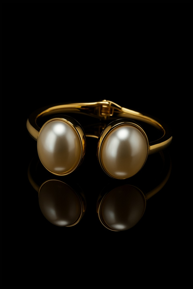 Γυναικείο βραχιόλι Διπλή Πέρλα - Double Pearl Bracelet με δύο κομψά μαργαριτάρια στις άκρες και minimal σχεδιασμό που αγκαλιάζει τον καρπό